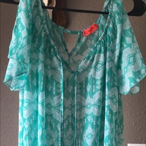 Open shoulder loose shirt